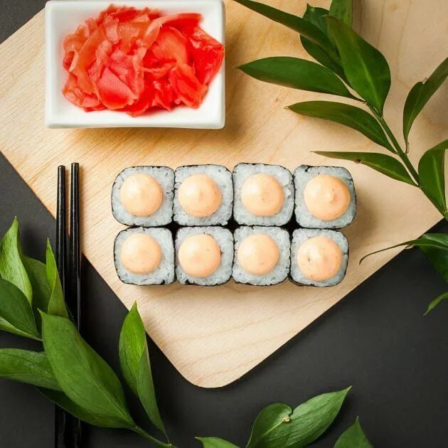 Как сделать спайси соус для роллов. Суши с соусом сверху. роллы с соусом сверху. спайси соус для роллов. ролл с соусом спайси сверху.