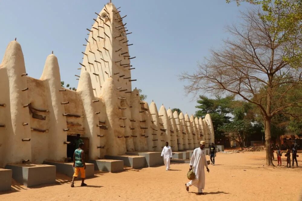 Буркина фасо это. Мечеть бобо Буркина-Фасо. Бобо Диуласо Буркина Фасо. Мечеть бобо-Диуласо. Большая мечеть Уагадугу бобо Диуласо.
