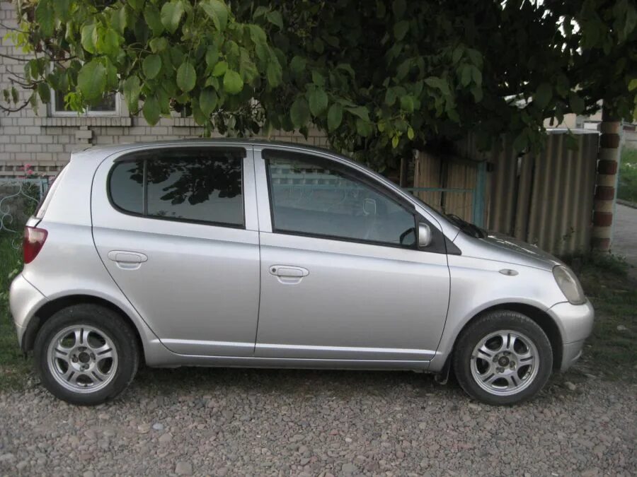 Toyota vitz 2000 года. Витц 2000. Витс 2000. Тойота Витз 2000 белая краска.