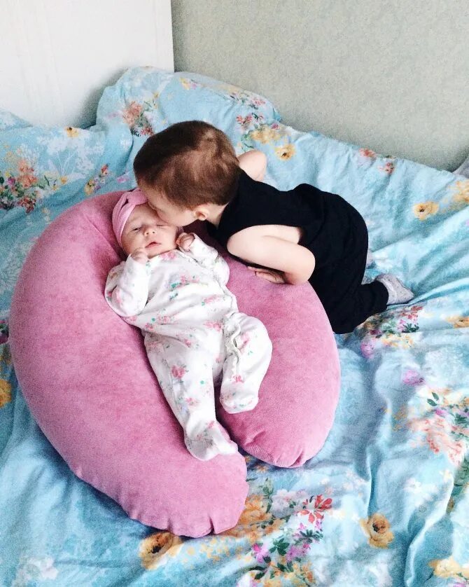 Подушки для младенцев по месяцам. Ортопедическая подушка для новорожденных. Когда подушку кладут новорожденных. Подушка для кормления новорожденных. Подушка для новорожденных.