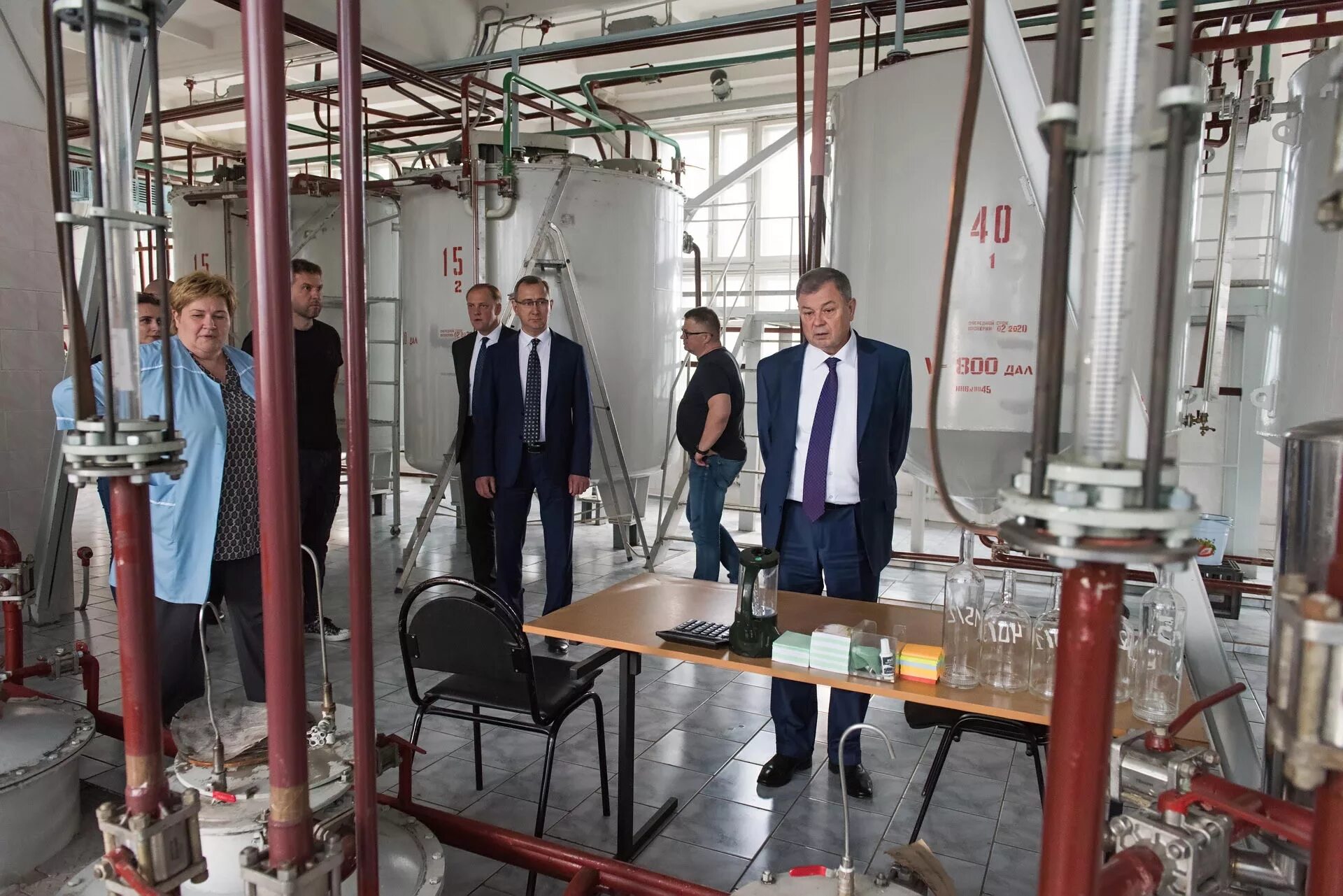 Первый завод калуга сайт. Калужский водочный завод кристалл. калужский ликеро-водочный завод кристалл калуга. калужский лвз кристалл обнинск. ликероводочный завод обнинск.