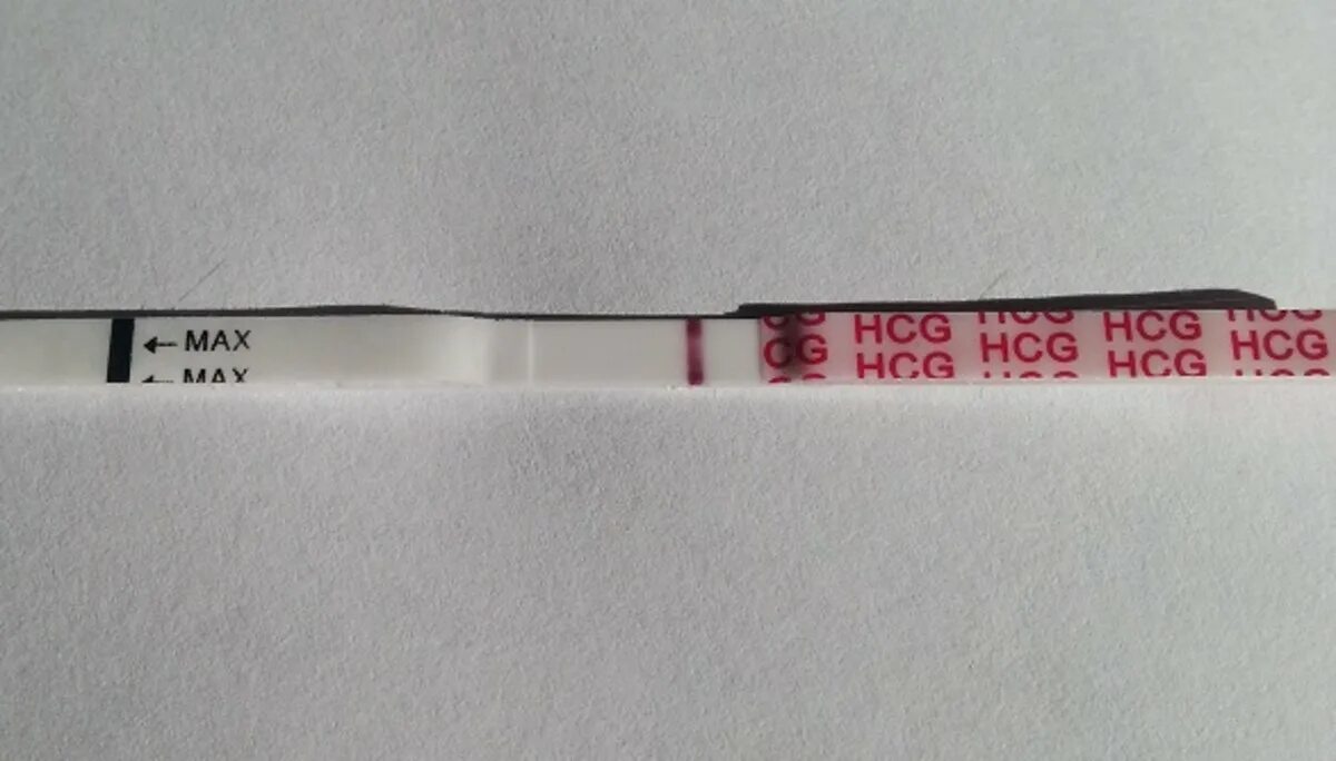 Тест на беременность 30. Белый тест на беременность HCG. Положительный тест HCG. Белый тест на беременность HCG Max. Тест на беременность med response.