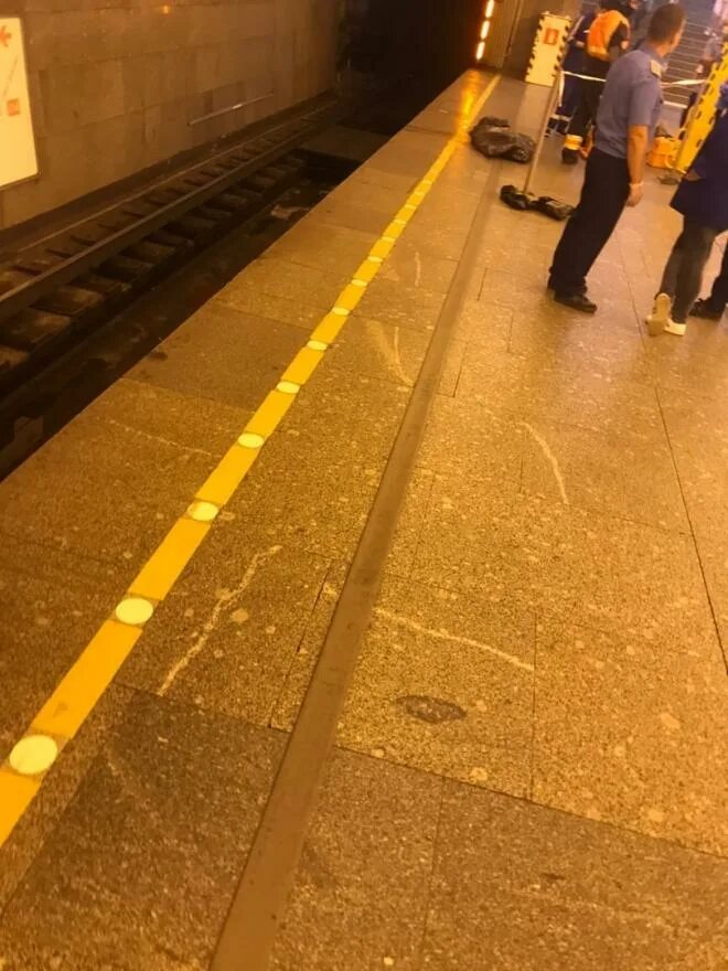 Переехало метро. Человек под поездом в метро. Смерть в метро на платформе в СПБ. Прыгнул под поезд в метро.