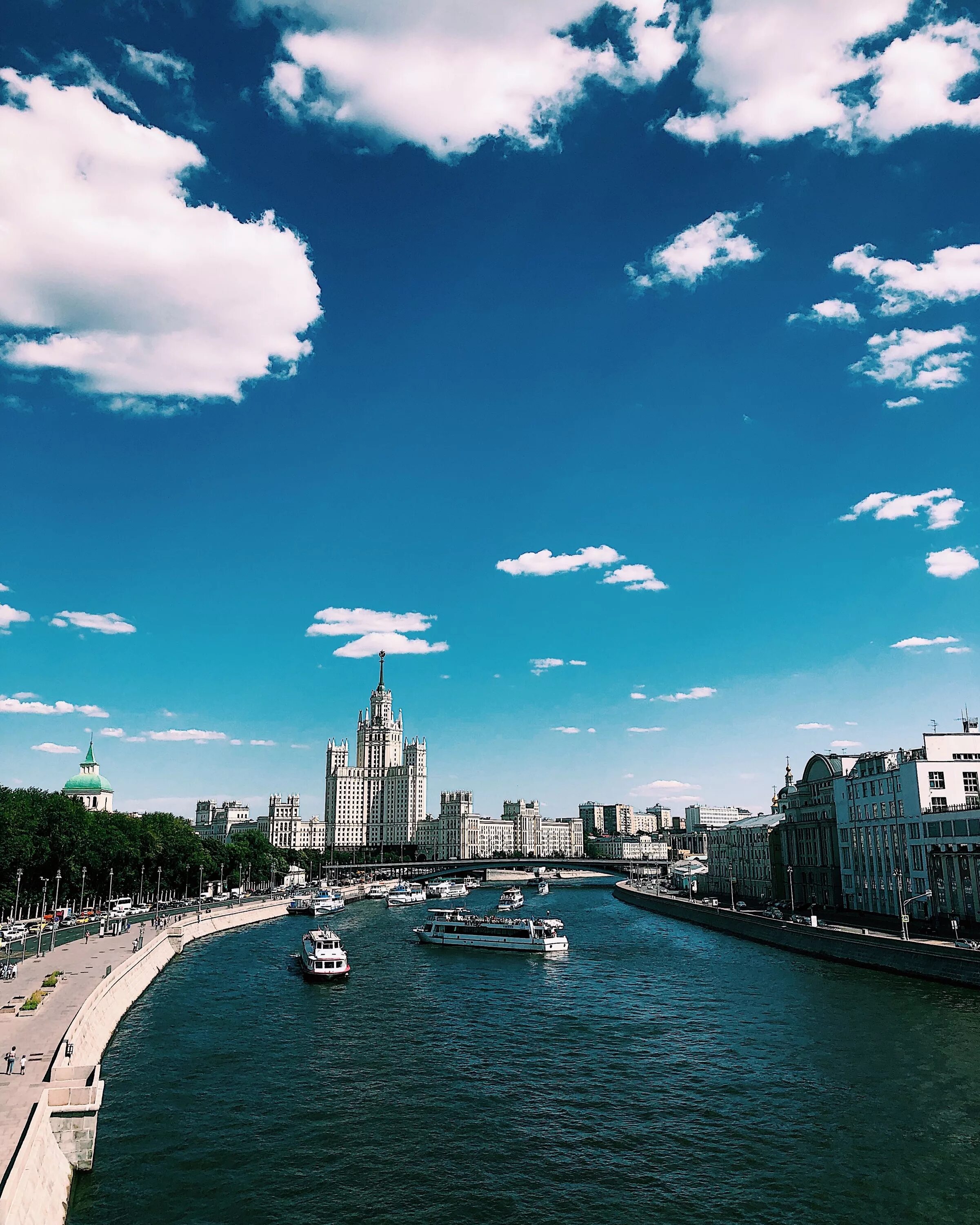 Пасмурная Москва. Москва и жизнь. Фото Москвы пасмурно. Зарядье облачно.