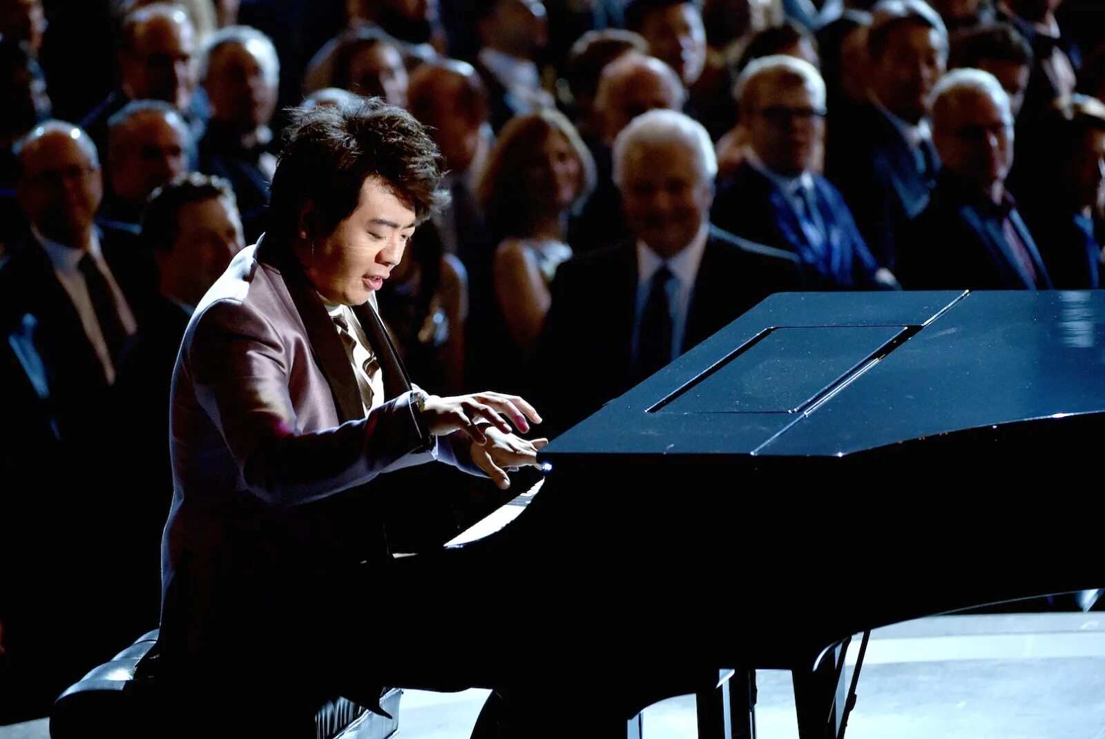 Ланг ланг пианист. Фото ланг ланг играет бетховена. Ланг ланг пианист шопен. Эмоциональная игра пианиста ланг ланг. Ланг ланг пианист шопен.