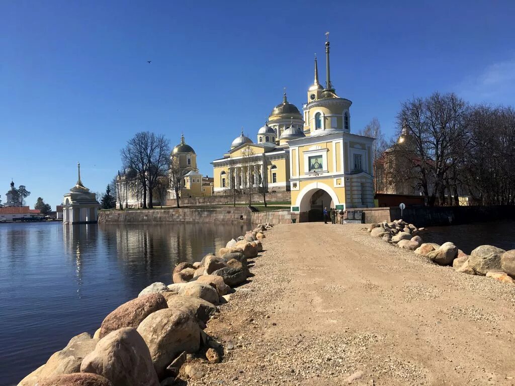 Нилов монастырь сайт. Нило-Столобенская пустынь Осташков. Монастырь на Селигере Нилова пустынь. Селигер монастырь Нило Столобенская пустынь. Осташков Нилова Столобенская пустынь.