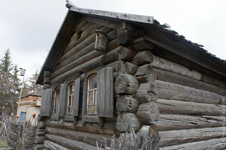 Рублено в области. Деревянное зодчество Сибири Енисейск. Русская изба сруб в старину 19 век. Срубная изба Беларусь. Старый сруб.