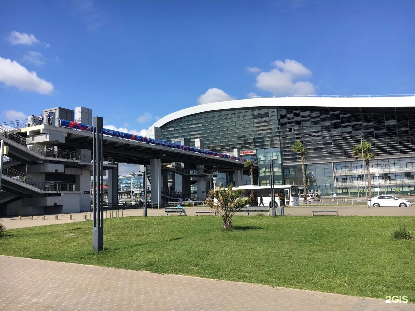 Железнодорожный вокзал адлер, сочи. Трансфер адлер вокзал. Краснодарский край сочи адлер улица ленина 113 вокзал адлер. Ж/д вокзал адлер. Трансфер адлер вокзал.