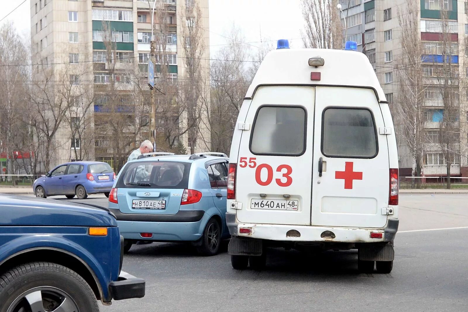 Показать скорую машину. Зад скорой помощи.