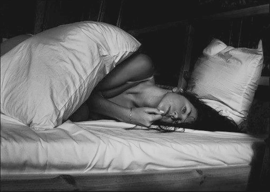 К чему снится плакать женщине незамужней. Девушка в кровати ночью. Одинокая девушка в постели.