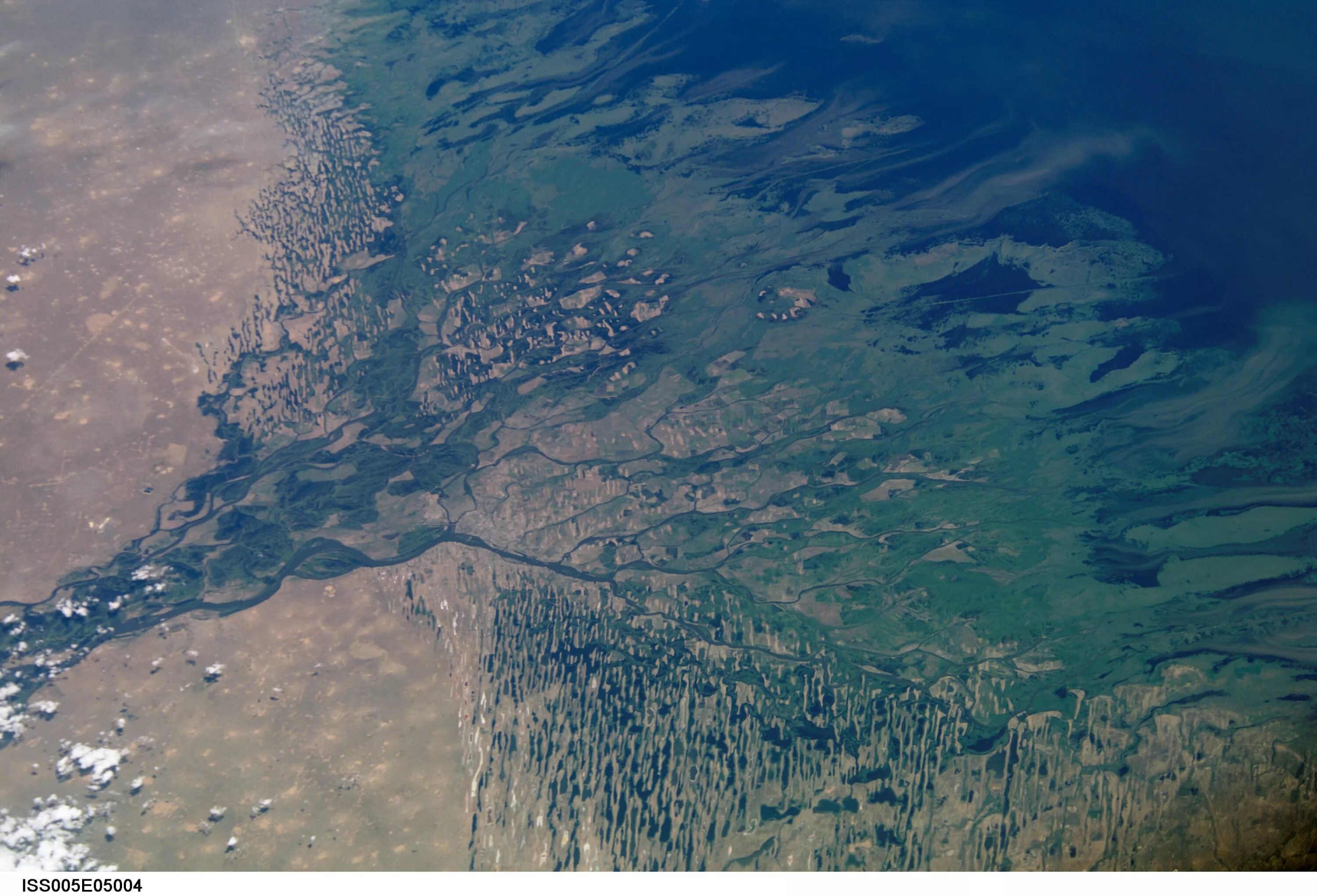 Дельта волги длина. Каспийское море Дельта Волги. Дельта реки Волги из космоса. Дельта реки Астрахань. Прикаспийская низменность Дельта Волги.