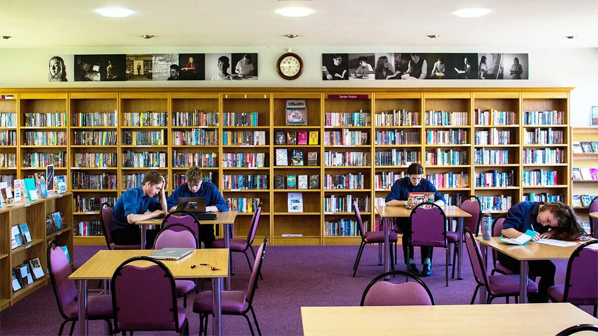 School library. Читальный зал в библиотеке. Школьная библиотека. В читальном зале библиотеки. Библиотека в школе.