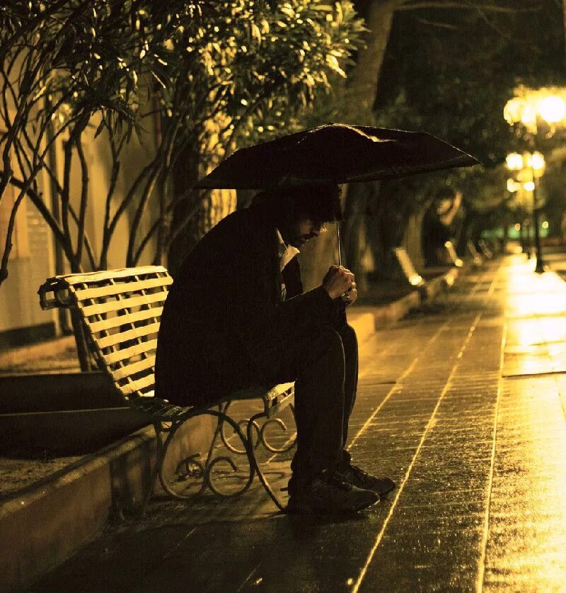 Грустит дождю. Одинокий человек. Мужчина с зонтом. Одинокий человек осенью. Осень одиночество.