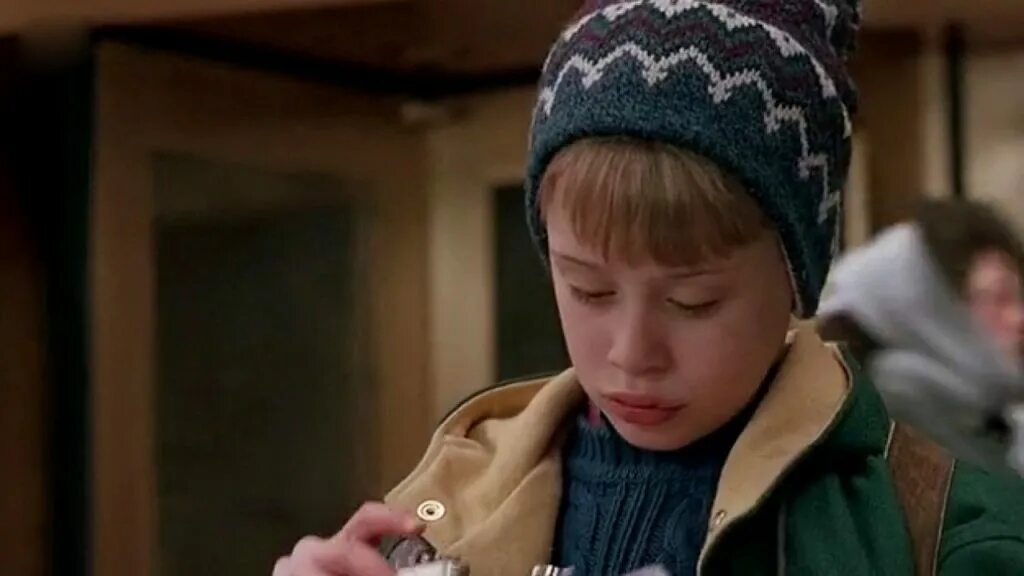 Приложение 1 дома. Кристиан мартин один дома 5. Кевин один дома 2. Один дома кадры из фильма. Один дома 2: затерянный в нью-йорке фильм 1992.