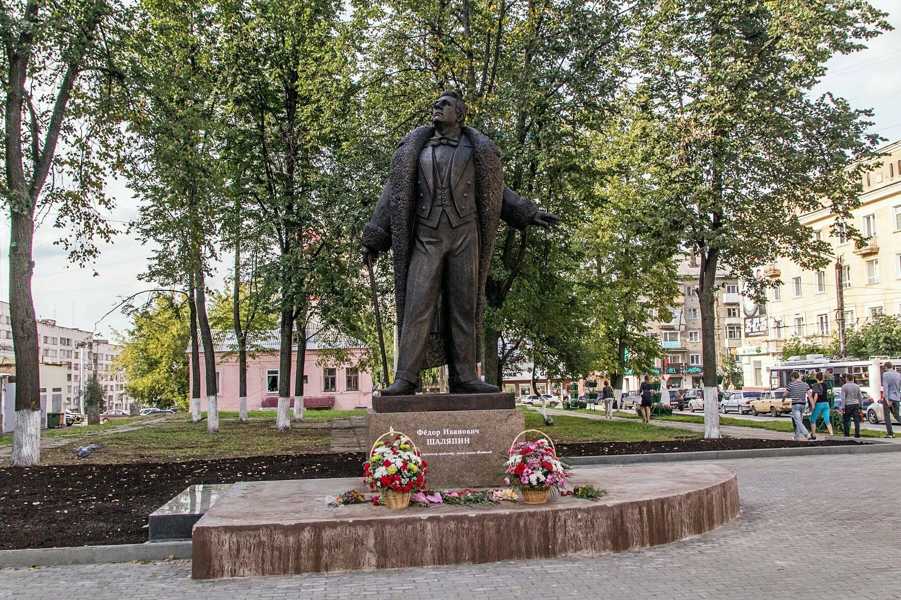 Памятники киров. Шаляпин памятник Киров. Шаляпин Федор памятник Киров. Театральная площадь Киров памятник Шаляпину. Памятник Федору Шаляпину в Кирове.