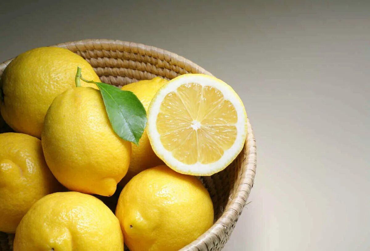Лимон. Красивый лимон. Лимон на белом фоне. Корзина с лимонами. Можно кормящим лимоны