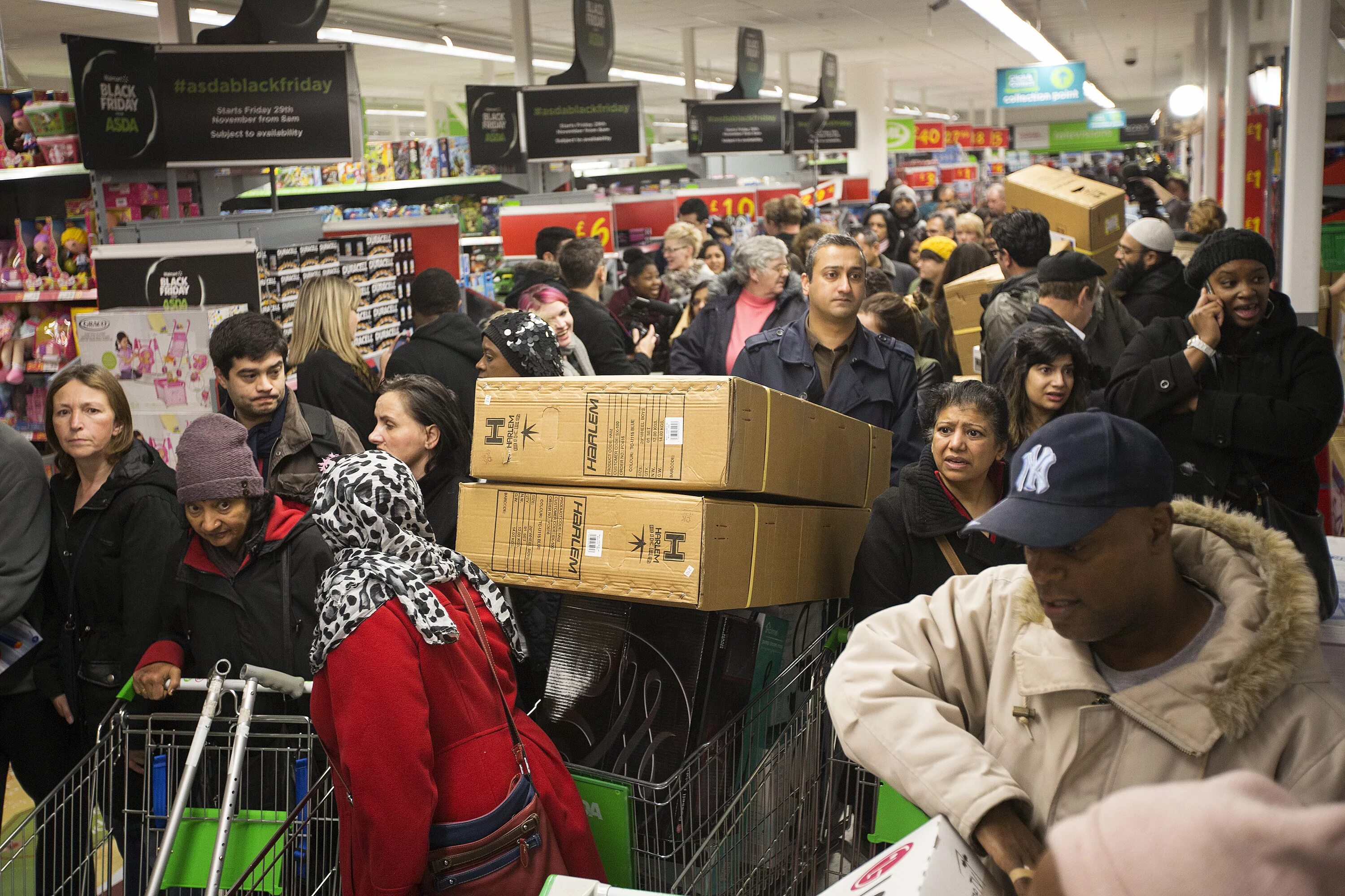 Работа черная пятница. Чёрная пятница (Black Friday). Черная пятница в Америке. Толпа в магазине. Толпа людей в магазине.