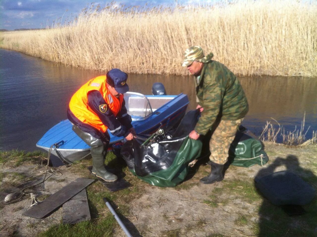 Рыбалка в ростове 2025. Озеро песчаное рыбалка ростов. озеро песчаное аксайский район. рыбак в резиновой лодке в камышах. лодка резиновая в камышах.