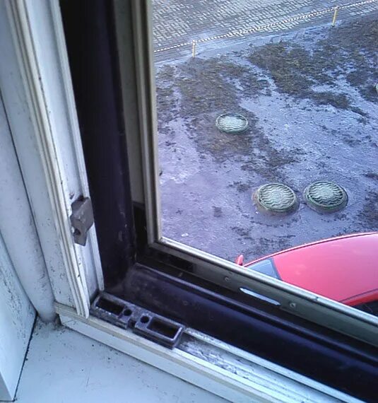 подтекают пластиковые окна. потеют пластиковые окна. бракованные стеклопакеты. конденсат в стеклопакете. запотевают пластиковые окна.