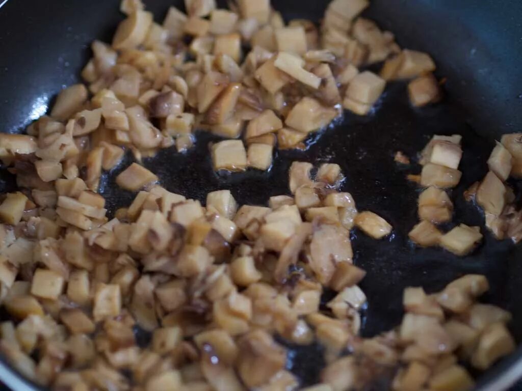 Нарежьте кубиком обжарьте сковороде. Шампиньоны кубиками. обжарьте шампиньоны мелким кубиком. шампиньоны кубиком жарят. обжарить шампиньоны на сковороде.