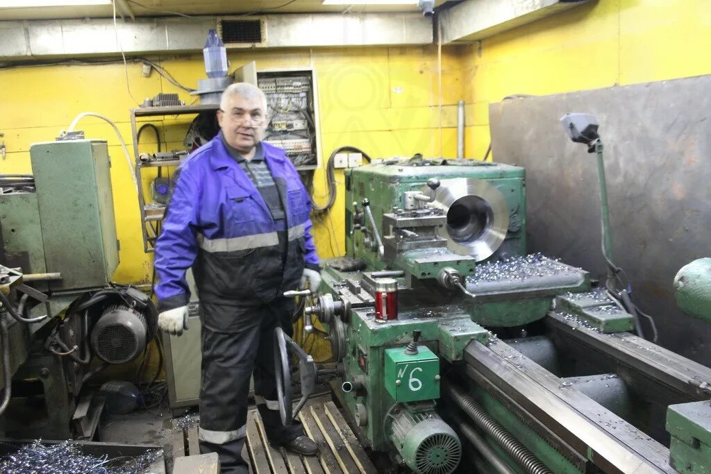 Дмитрий морозов смоленск. Токарь универсал. Токарь. Молодой токарь. Токарь-карусельщик вакансии в краснодаре.