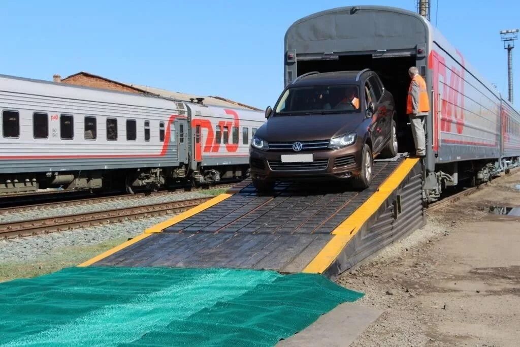 Можно ли поездом поехать в белоруссию. Платформа автомобилевоз РЖД. Вагон-автомобилевоз РЖД. Вагон для перевозки авто. Вагон автовоз.