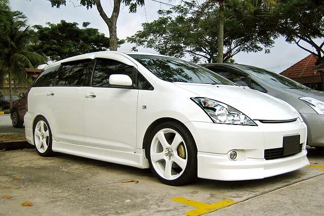 Wish sport. Toyota Wish 2004 колеса. Toyota Wish 2003 White. Тойота Виш 10 кузов. Тойота Виш r17.