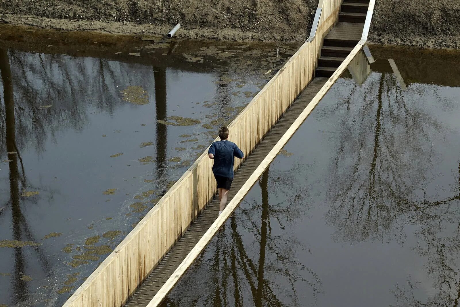 Мост через протоку. Мост моисея moses bridge нидерланды. мост моисея, нидерланды, 2011.. пешеходный «мост моисея» в голландии.