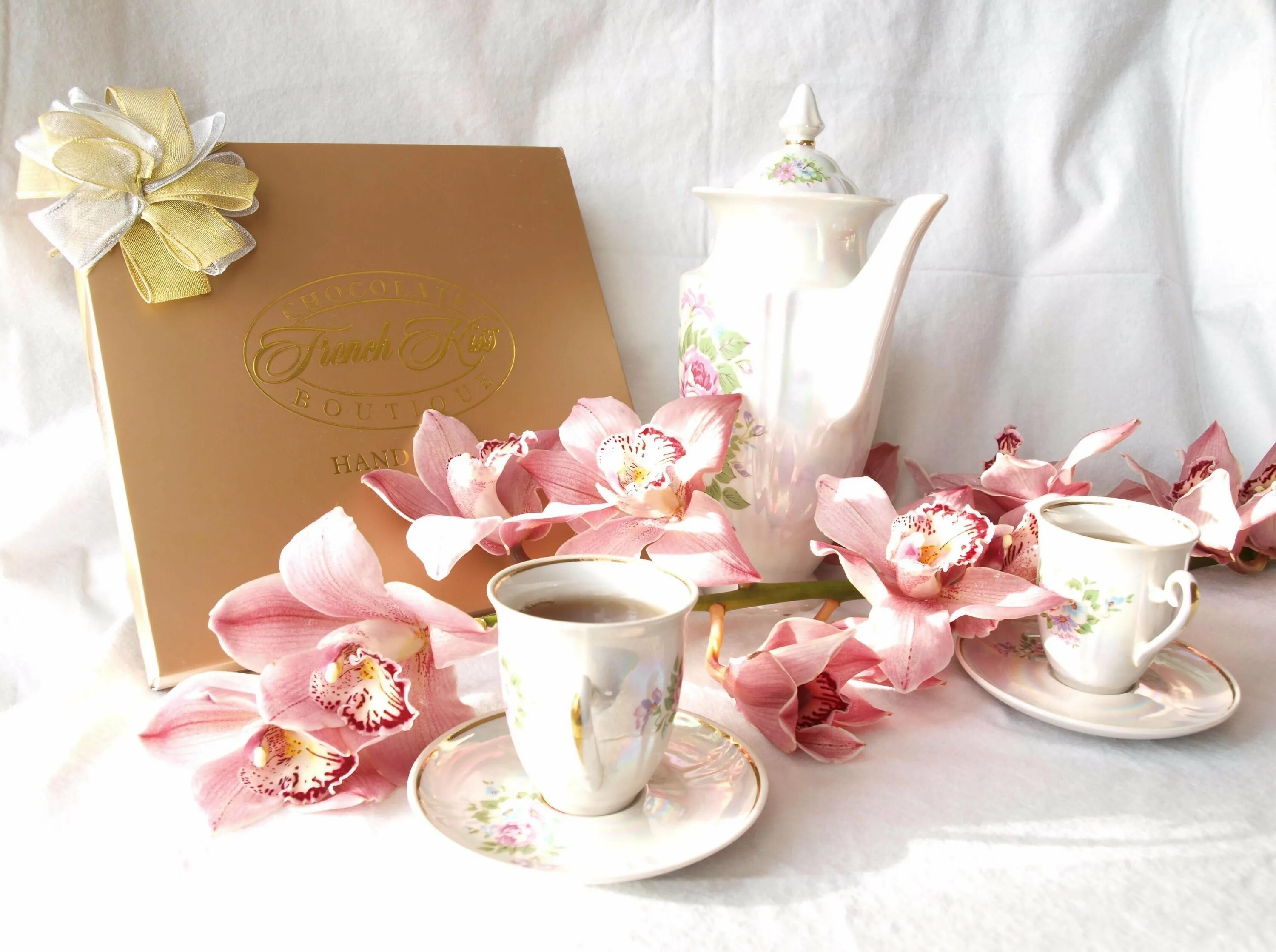 Открытка добрый день нежная. Нежный натюрморт. Утренние цветы. Цветы на чайном столе. Нежные открытки с добрым утром.