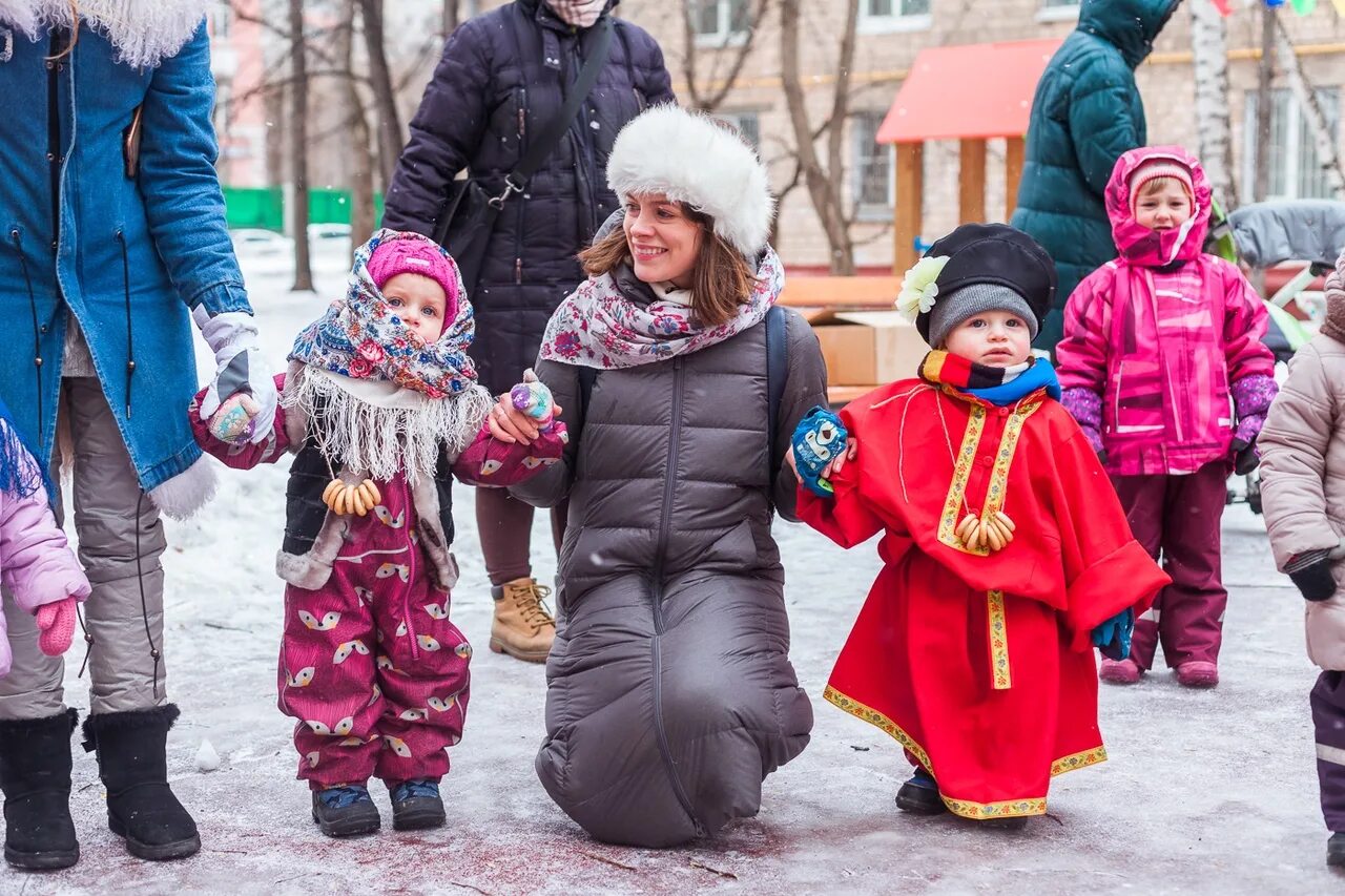 Одежда на масленицу для мальчика. Нарядить ребенка на Масленицу. Наряд на Масленицу. Наряд на Масленицу для детей. Наряд на Масленицу для детей в садик.