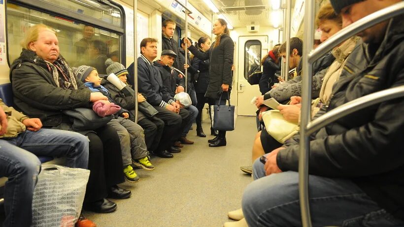 Сколько пассажиров в метро. Человек сидит в метро. Пассажиры метро Москвы. Пассажиры на транспорте в метро Москва. Пассажиры сидят в метро.