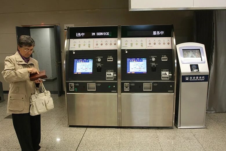 терминал кондуктора автобуса. информационный терминал в метро. ручной валидатор кондуктора. сеть платежных терминалов. аппарат для билетов.