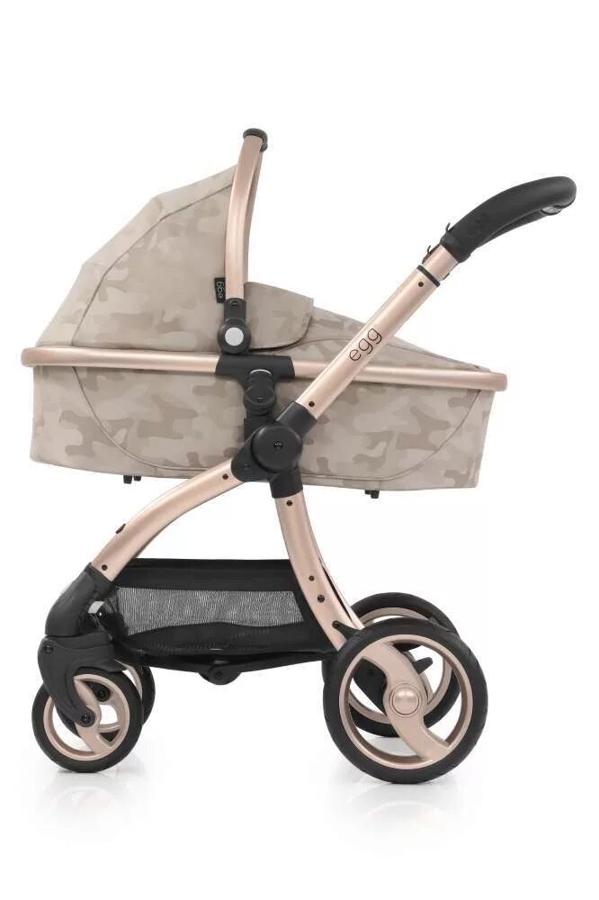 Camo egg. Коляска egg camo grey &amp; anodised chassis. egg люлька egg carrycot camo sand &amp; gold mirror frame. коляска stroller quantum grey &amp; gun metal chassis egg. цвета колясок egg.