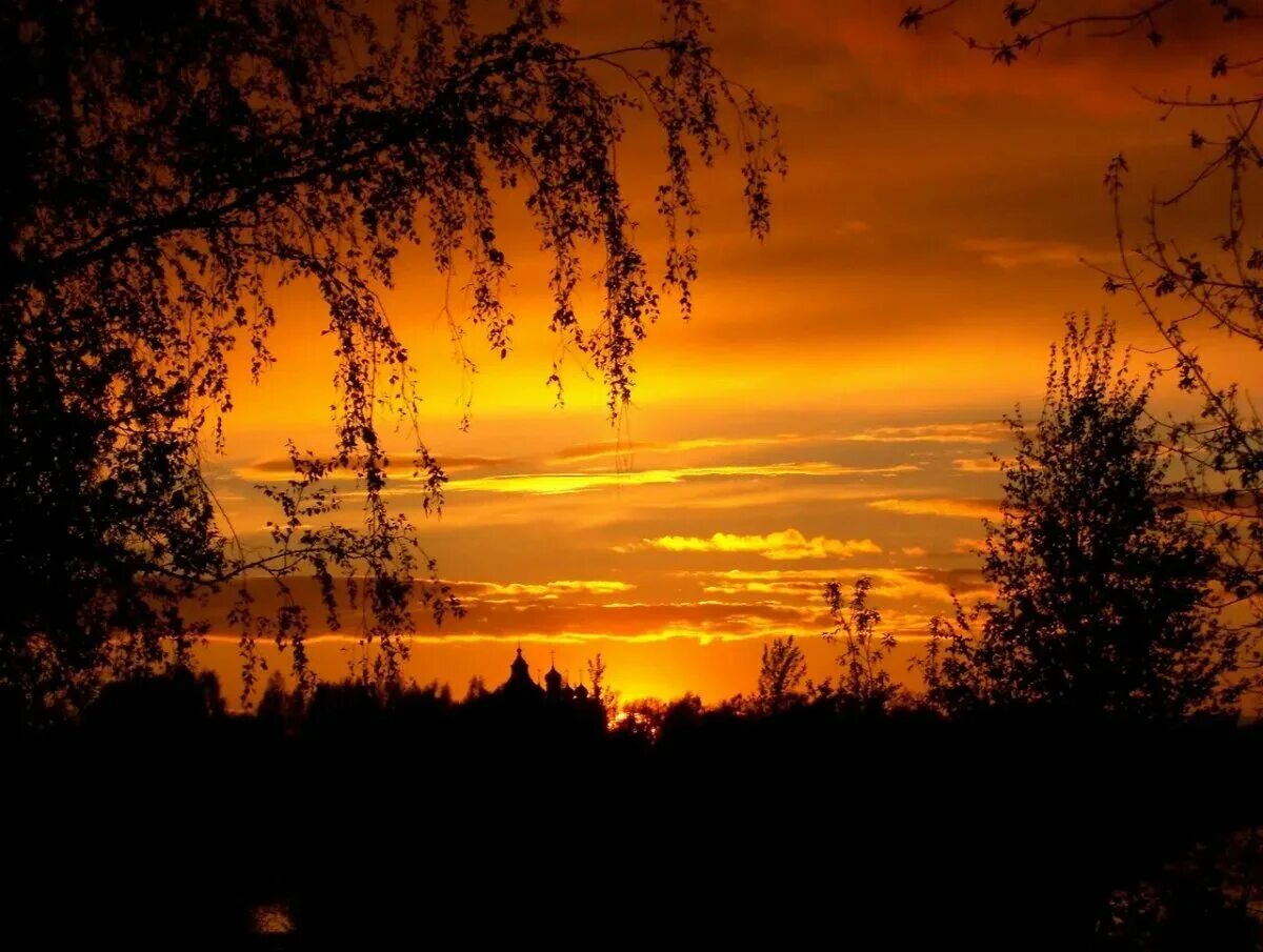 Край небес алеет