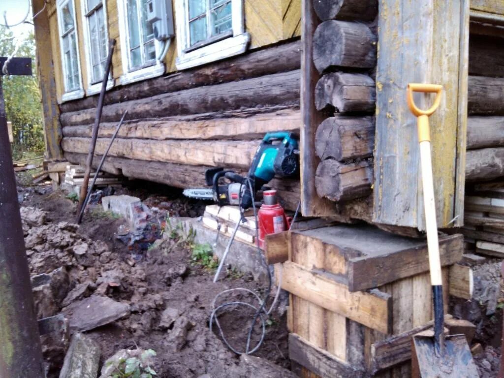 Поднять большой дом. Реконструкция старого фундамента деревянного дома. Фундамент старых деревянных домов. Подвод фундамента под старый деревянный дом. Подъем деревянного дома.