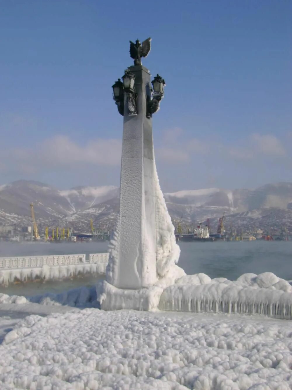 Новороссийск зимой. Геленджик набережная зима. Новороссийск новый год снег. Куда сходить в новороссийске зимой. Климат город новороссийск.