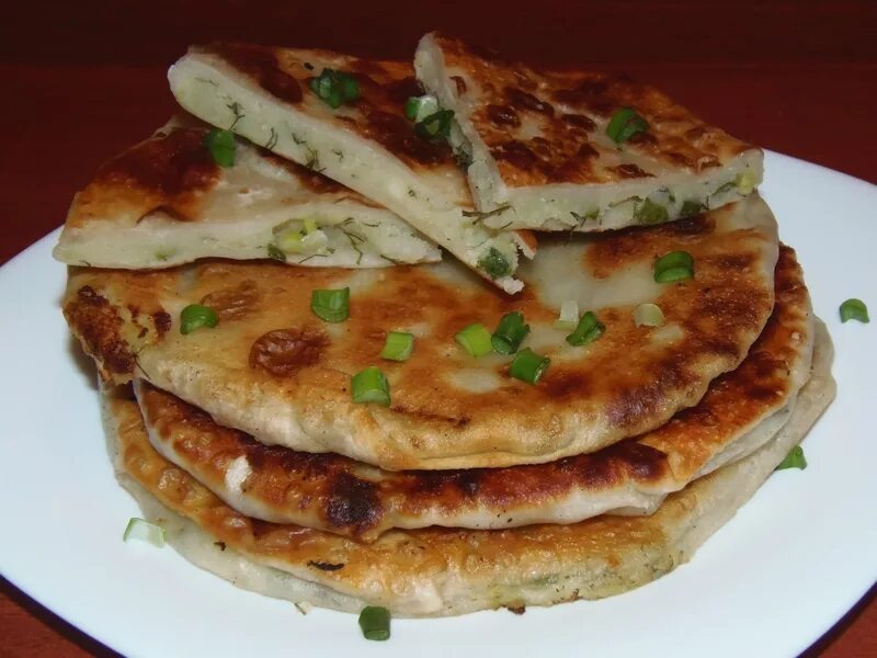 Молдавская кухня плацинды. Плацинды на кефире. Молдавская лепешка плацинда. Молдавские лепешки. Плацинды молдавские с творогом и зеленью.