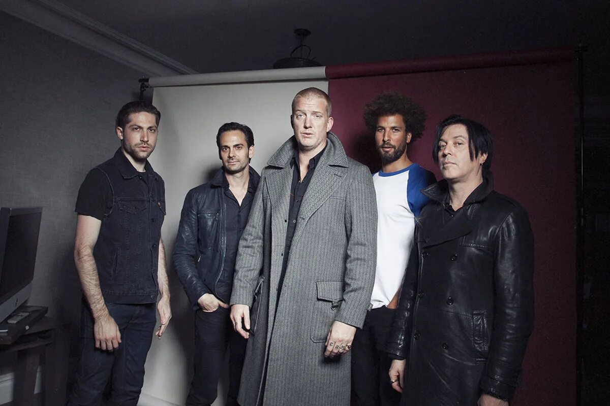 Группа queens of the stone age. Queens of the stone age 2017 - villains. Queens of the stone age альбомы. Queen of the stone age вокалист. Группа queens of the stone age.