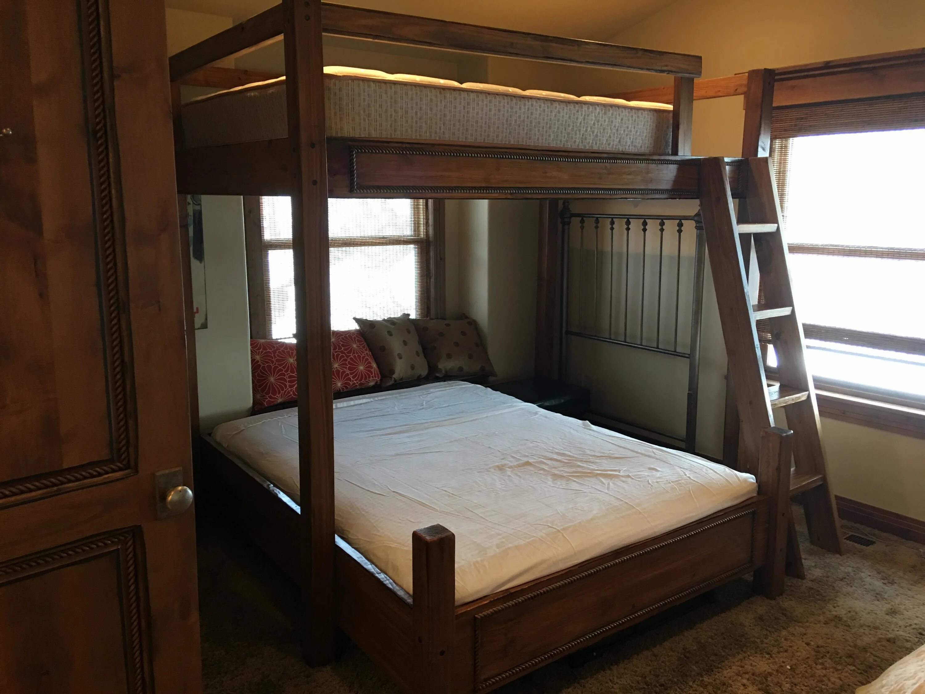 Bunk beds raw. Двухъярусная кровать в бытовку. Bunkbed. Двухъярусная кровать в общежитии. Комната для девочек с двухъярусной кроватью.