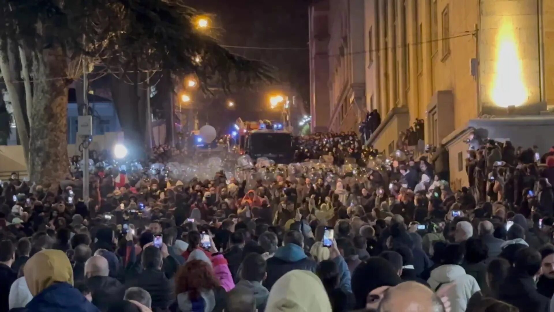 Ситуация в тбилиси сегодня. Тбилиси штурм парламента. Майдан в Грузии 2023. Митинги в Тбилиси 2023. Тбилиси штурм парламента 1991.