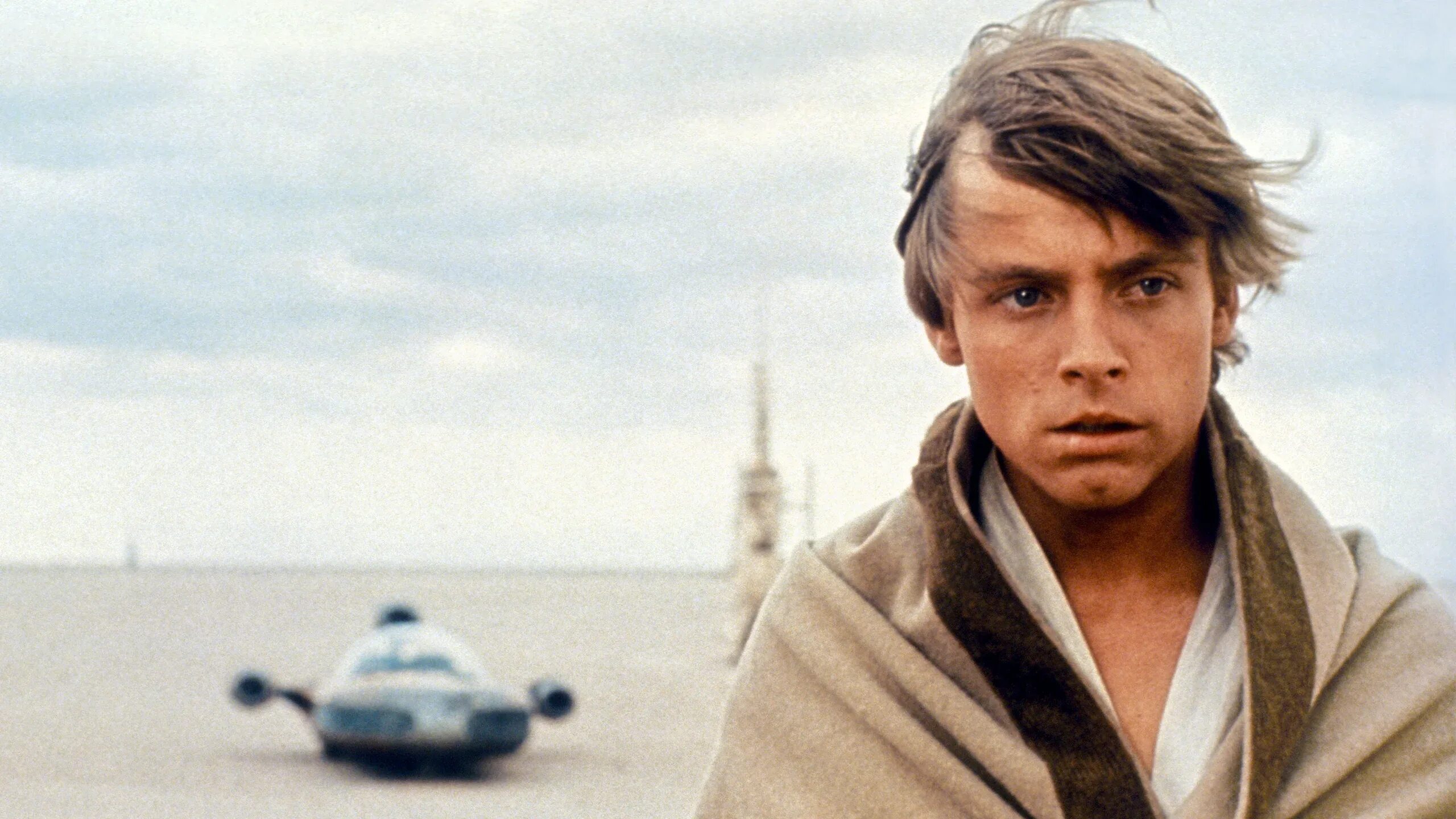 Star wars люк скайуокер. Энакин и люк. Mark hamill с красным мечом. Люк скайуокер в 5 эпизоде. Планета люка скайуокера.