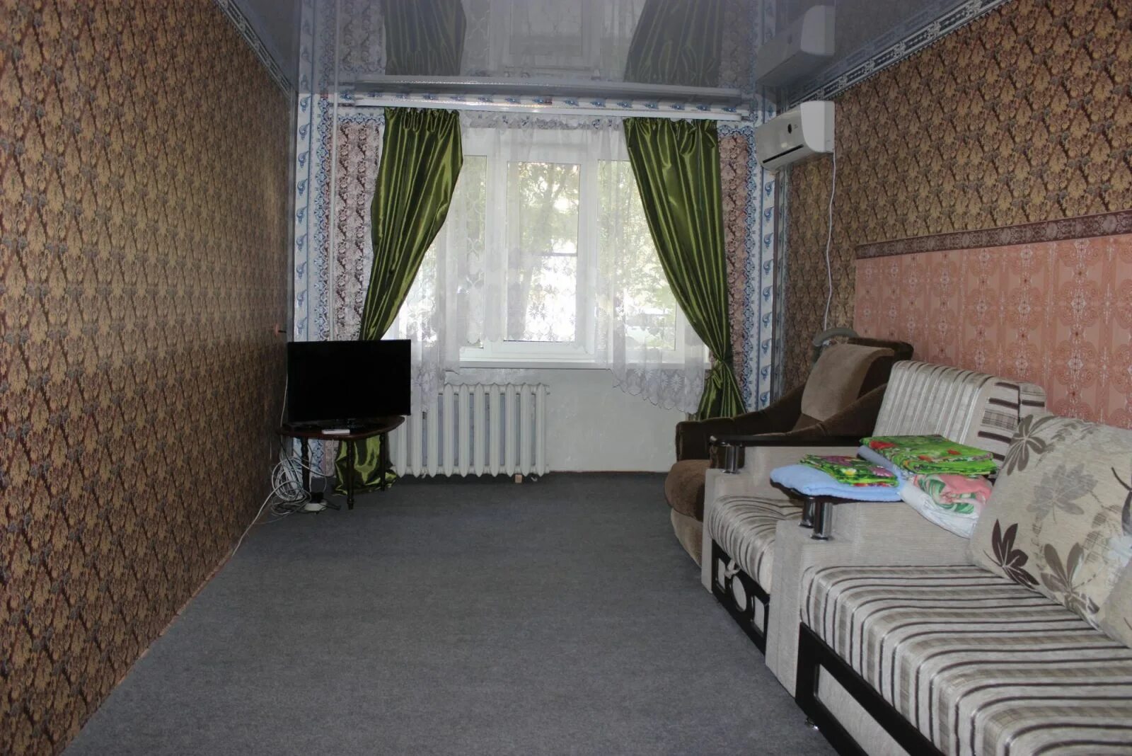 Город красный сулин снять квартиру. Снять квартиру в красном сулине. Мотель каспий красный сулин. Красная комната омск. Красный сулин парикмахерская металлургов.