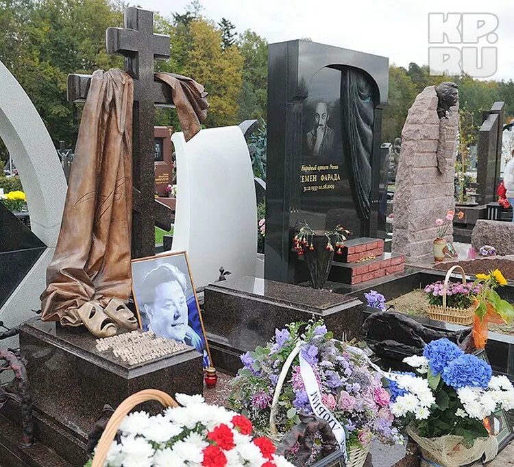 Памятник вячеславу невинному. Троекуровское кладбище аллея славы. Памятник вячеславу невинному. Памятники на троекуровском кладбище. Троекуровское кладбище аллея славы.