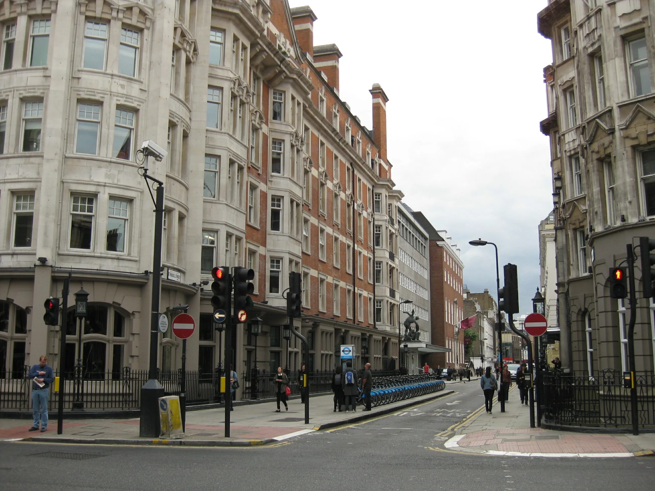 Улица вторая часть. Блумсбери Лондон. Грейт-Рассел-стрит. Great Russell Street London. Тотнем корт роуд Лондон.