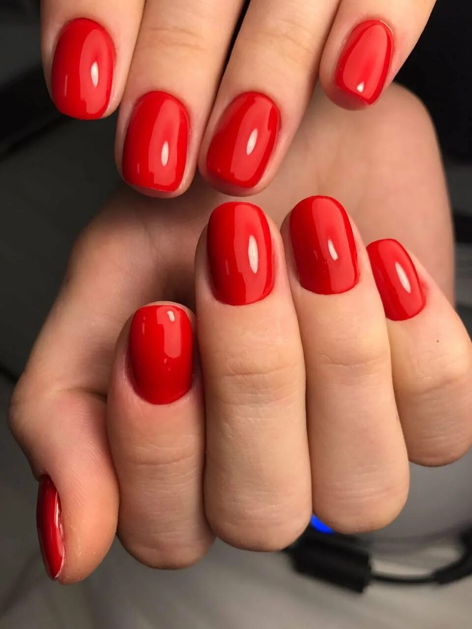 красный маникюр. варианты красного маникюра. красный френч на ногтях. ногти однотонные. гель лак наращивание в красном.