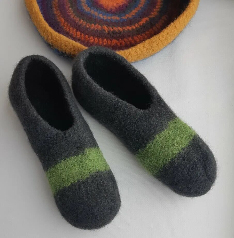 Мужские домашние тапочки спицами. Мужские домашние тапочки спицами. Тапки спицами от yuko nakamura. Мужские тапочки крючком. Мужские тапочки спицами.