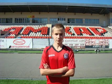 Азаров футболист