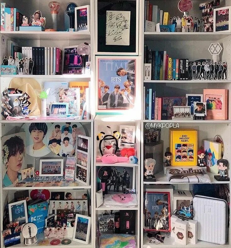 Комната арми бтс. Комната кей поп. Комната арми бтс. Комната с плакатами бтс. Комната арми бтс.