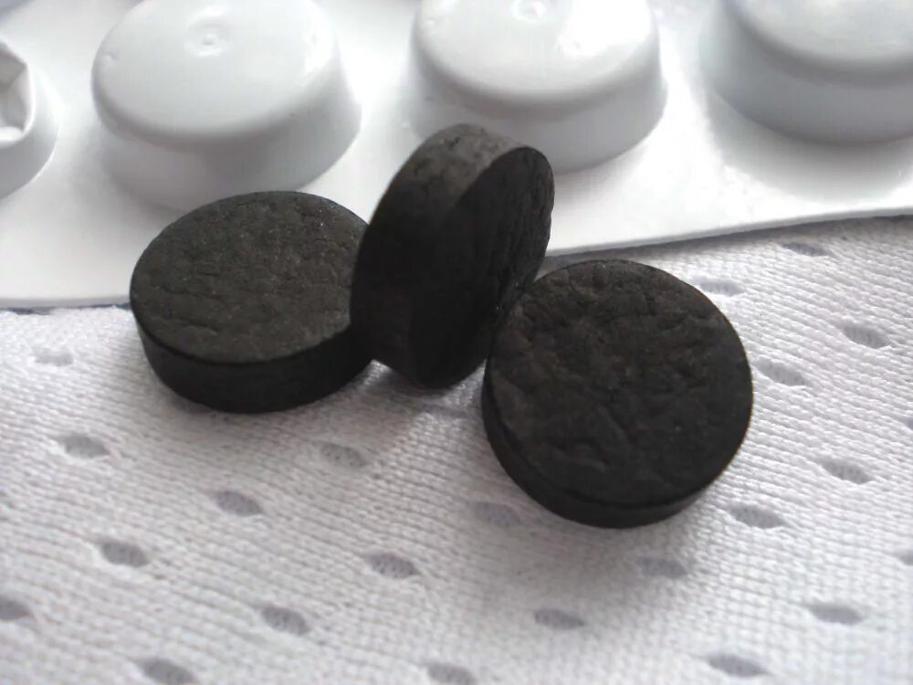 Черные таблетки. Активированный уголь. Черный уголь. Белый уголь и черный уголь таблетки. В чем разница активированного угля