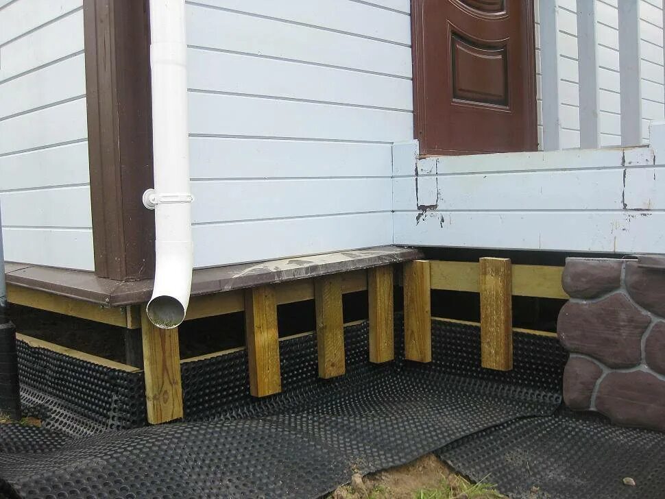 Теплоизоляция для цоколя свайного фундамента. Цоколь дома на винтовых. Цоколь дома на винтовых. Цоколь дома на винтовых. Цоколь на свайном фундаменте деревянный дом.